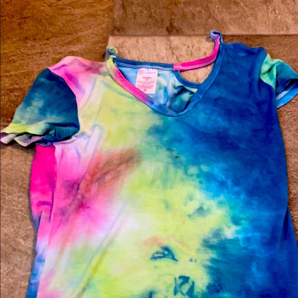 Very vibrant T-shirt short sleeve V-neck colorful